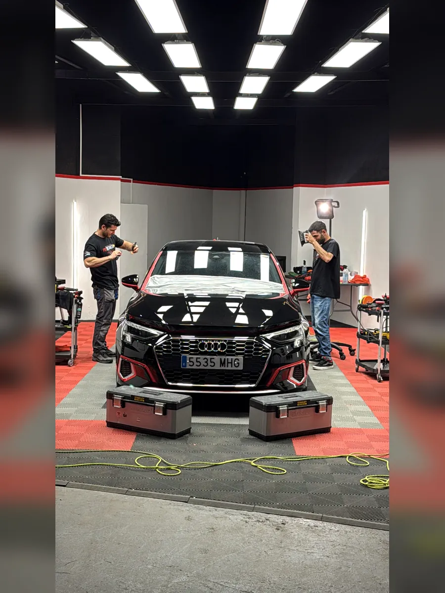 Alumnos aprendiendo detailing en un curso presencial de Pulido en Valencia con Pro Detailing Academy